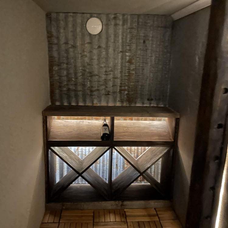 Kundebilde Vinreol for 79 Vinflasker i Naturlig Furu | Moderne Vinoppbevaring for Hjemmet