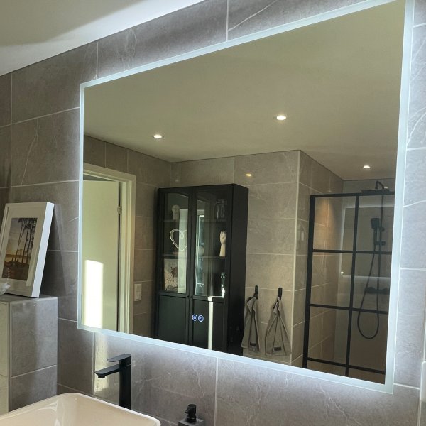 Baderomsspeil | LED-belysning og berøringsstyrt dimmer Baderomsspeil | LED-belysning og berøringsstyrt dimmer