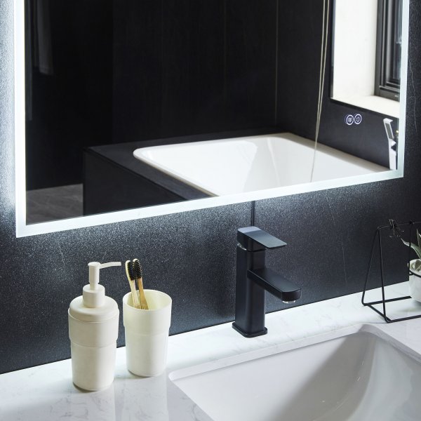 Speil med LED-belysning og antiduggfunksjon Speil med LED-belysning og antiduggfunksjon