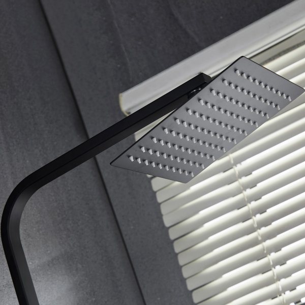 Komplett takdusjsett med hånddusj i kantet design | Svart Komplett takdusjsett med hånddusj i kantet design | Svart