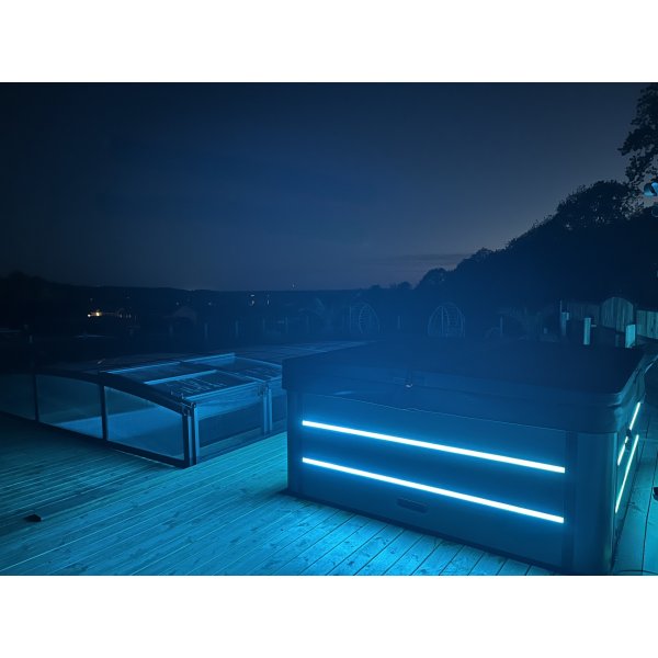 Spabad - Vivid Dreams WiFi - 5-6 personer | Svart utgave | Lyfco