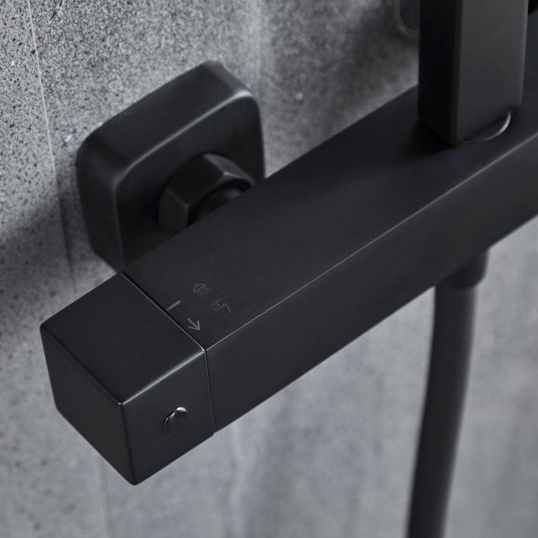 Komplett takdusjsett med hånddusj i kantet design | Svart Komplett takdusjsett med hånddusj i kantet design | Svart