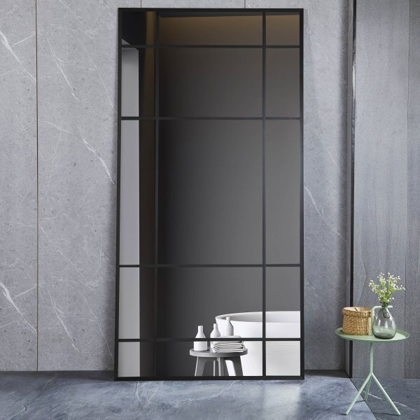 Stort helkroppsspeil | Sprayet | Sort ramme Stort helkroppsspeil | Sprayet | Sort ramme