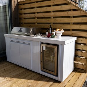 Utekj�kken med kj�leskap | Gassgrill i rustfritt st�l med granittbenkeplate (4 brennere) | Hvit | Alaska