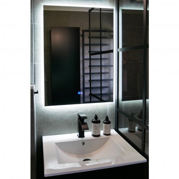 Baderomspakke | Kommode og sideskap i slitesterk MDF | LED speil Baderomspakke | Kommode og sideskap i slitesterk MDF | LED speil