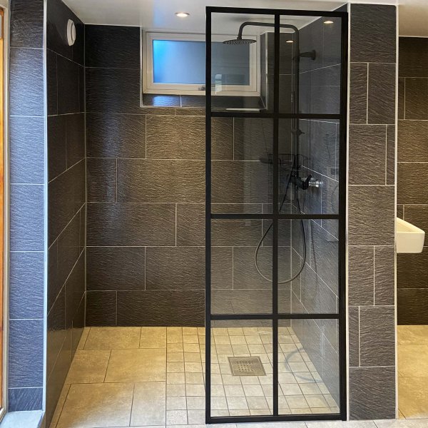 Dusjvegg med sort stang | 6 mm sikkerhetsglass Dusjvegg med sort stang | 6 mm sikkerhetsglass