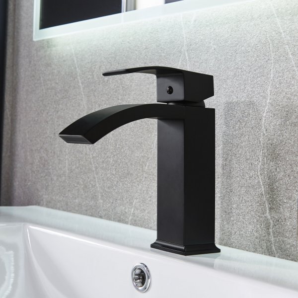 Baderomspakke | Kommode og sideskap i slitesterk MDF | LED speil Baderomspakke | Kommode og sideskap i slitesterk MDF | LED speil