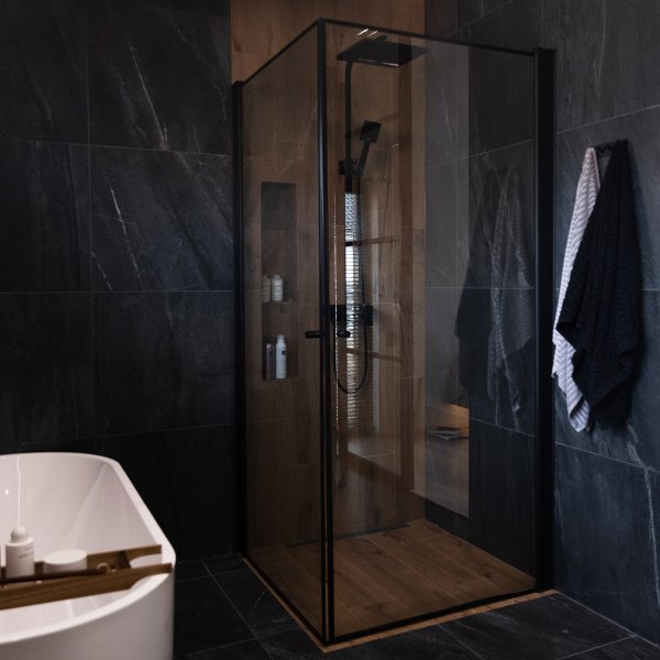 Dusjhjørne med sort ramme | Aluminium og sikkerhetsglass Dusjhjørne med sort ramme | Aluminium og sikkerhetsglass