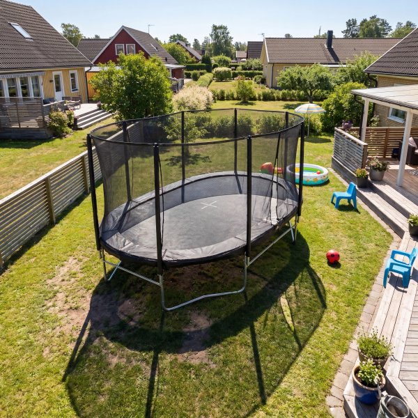 Stor oval trampoline | 3,05 � 4,88 m | Sikkerhetsnett | Stabil st�lramme | Svart