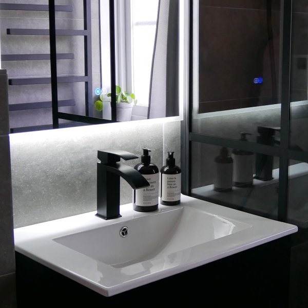 Baderomspakke | Kommode og sideskap i slitesterk MDF | LED speil Baderomspakke | Kommode og sideskap i slitesterk MDF | LED speil