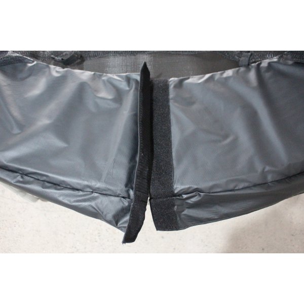 Oval trampoline med sikkerhetsnett | 244 � 396 cm | Svart