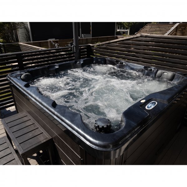 Spabad Poseidon Blackline � 5�6 personer | Lucite� akryl, Gecko� sirkulasjonspumpe og Balboa� system | 2026