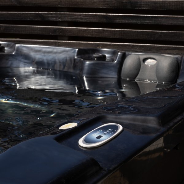 Spabad Poseidon Blackline � 5�6 personer | Lucite� akryl, Gecko� sirkulasjonspumpe og Balboa� system | 2026